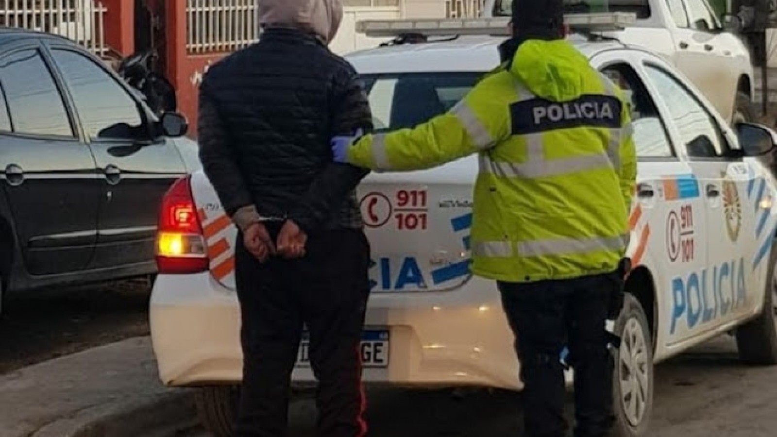 Ebrio al volante choco dos vehículos estacionados, se dio a la fuga y fue detenido